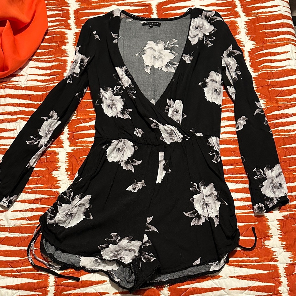 Kendall & Kylie Gray and White Floral Top